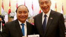 Thủ tướng Lý Hiển Long tặng sách cho Thủ tướng Nguyễn Xuân Phúc